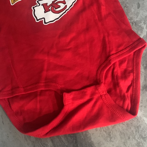 NFL - OUTER STUFF - Kansas City Chiefs ~ Onesie - 24 months - NWT - Picture 5 of 14